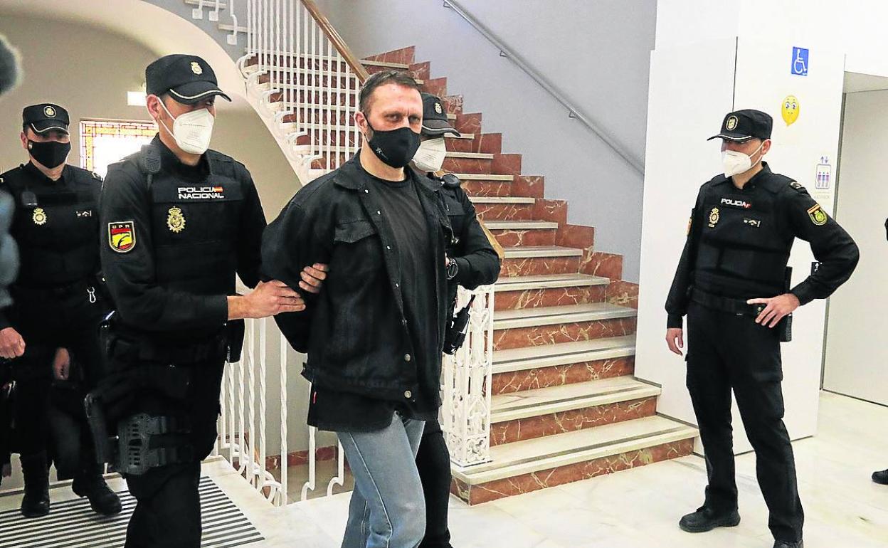 Norbert Feher, alias 'Igor el Ruso', llega custodiado por la Policía Nacional a la Audiencia de Teruel.