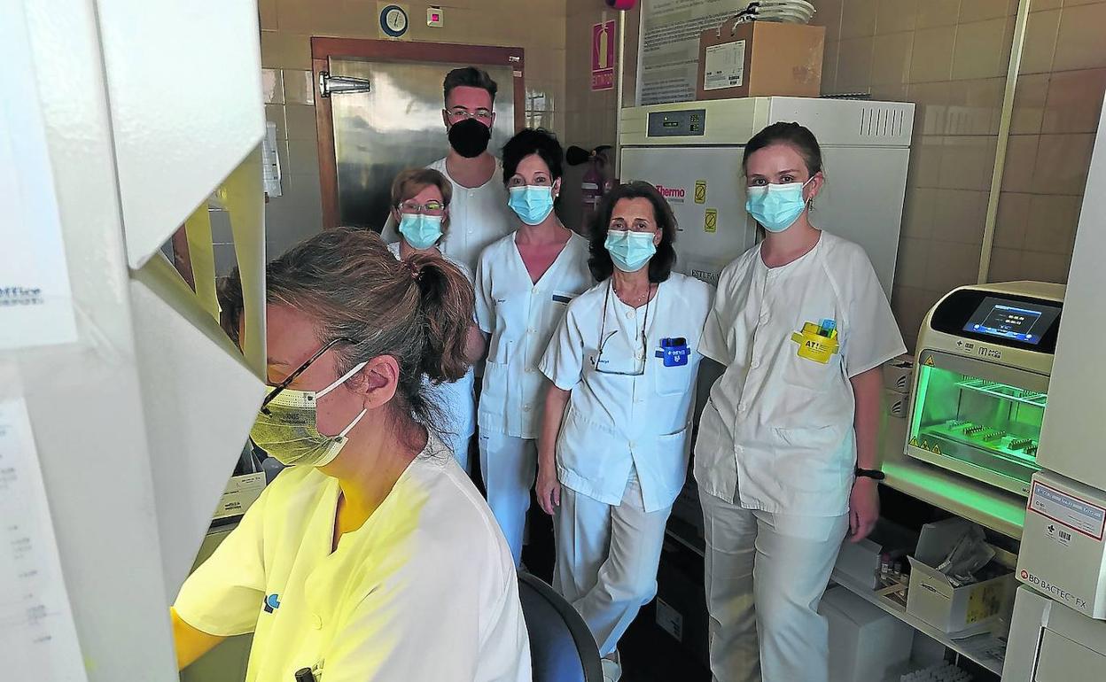 Parte de los profesionales que conforman la Unidad de Microbiología del Hospital Río Carrión, en su lugar de trabajo.