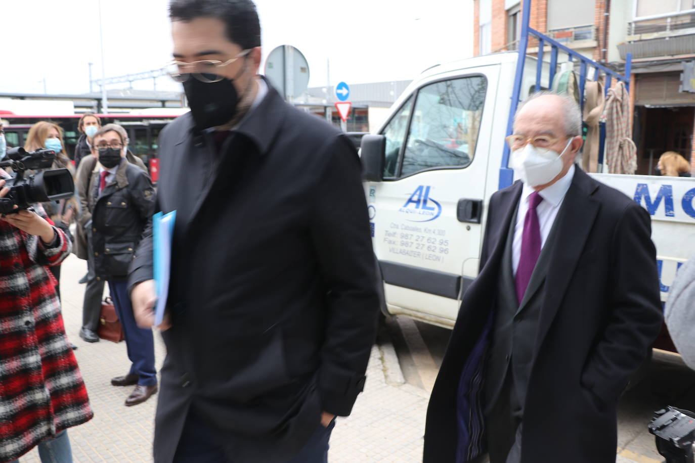 Un grupo de personas se concentra a las puertas de los Juzgados de León para recibir a los acusados por el accidente minero de 2013 en el pozo Emilio del Valle.