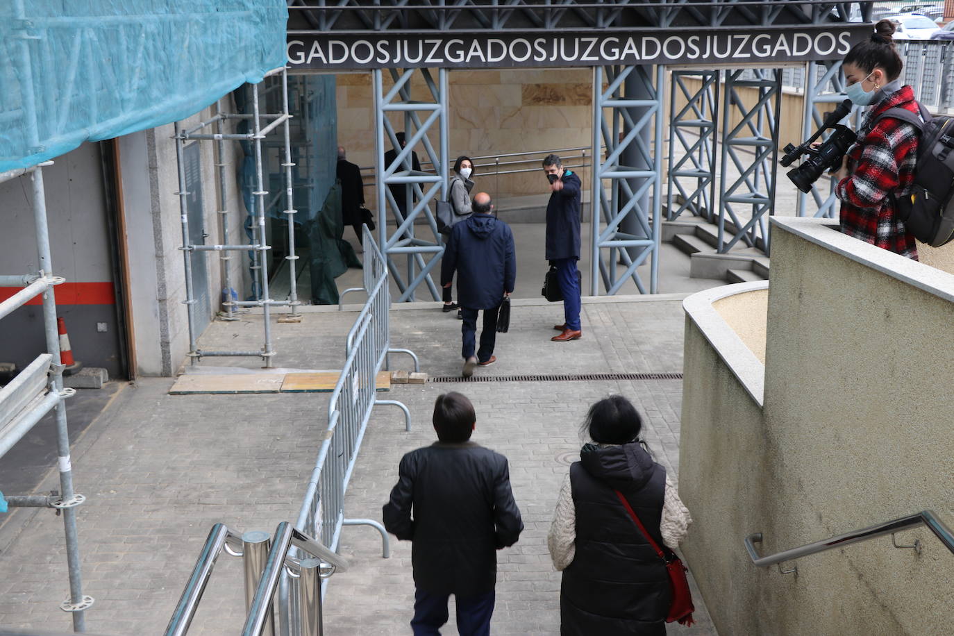 Un grupo de personas se concentra a las puertas de los Juzgados de León para recibir a los acusados por el accidente minero de 2013 en el pozo Emilio del Valle.