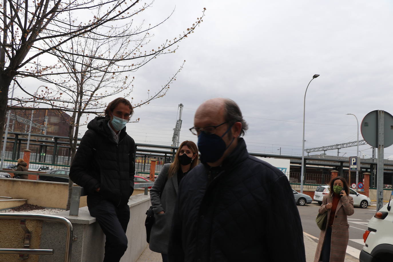 Un grupo de personas se concentra a las puertas de los Juzgados de León para recibir a los acusados por el accidente minero de 2013 en el pozo Emilio del Valle.