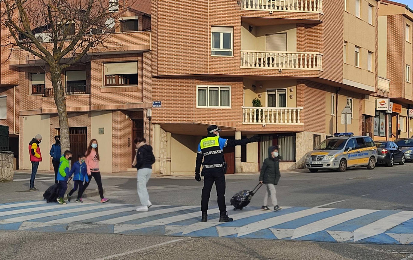 Un agente de la Policía Local de Cuéllar controla el tráfico en un paso de peatones de la localidad.