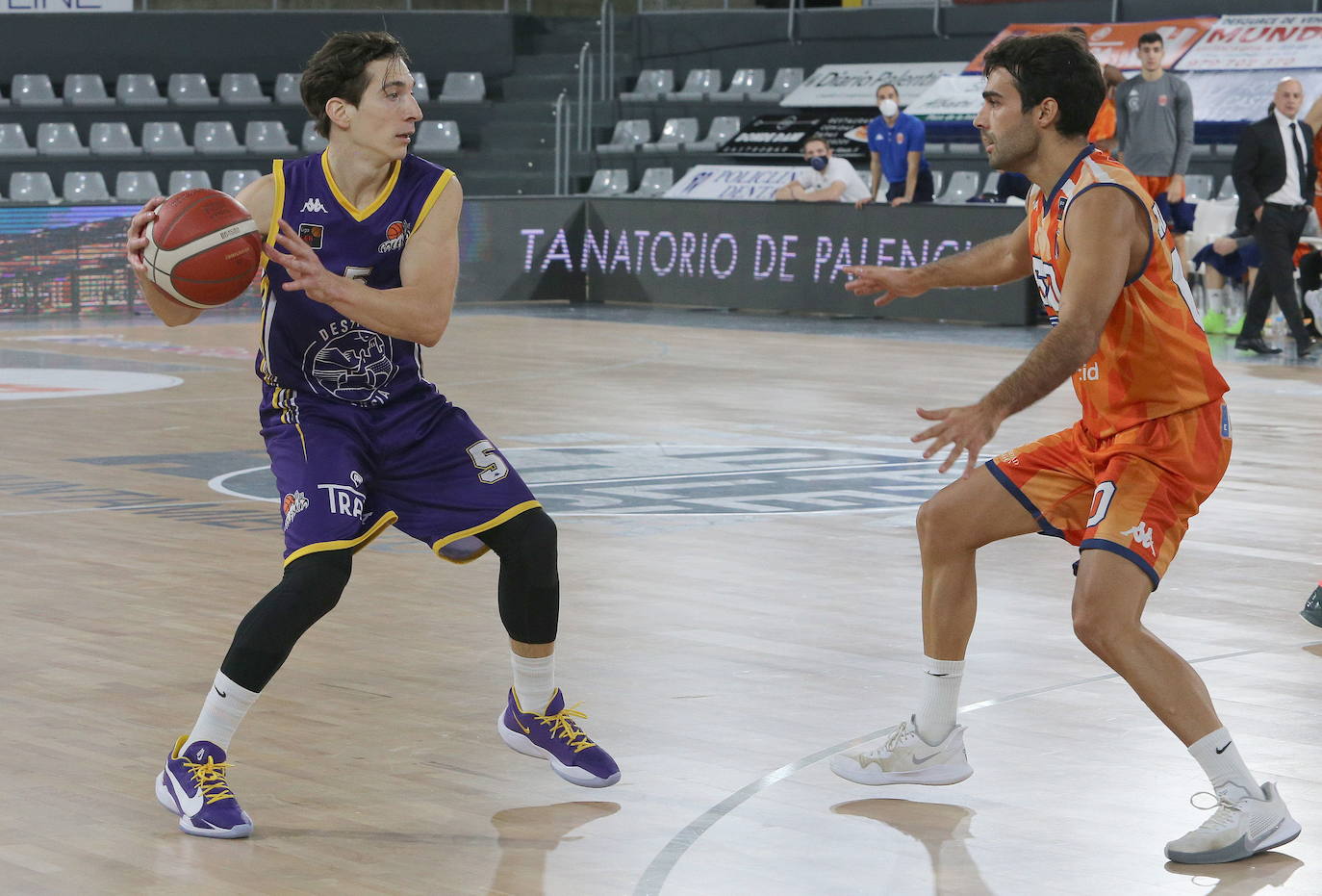 El escolta argentino Nioco Richotti con el balón durante un partido de esta temporada. 