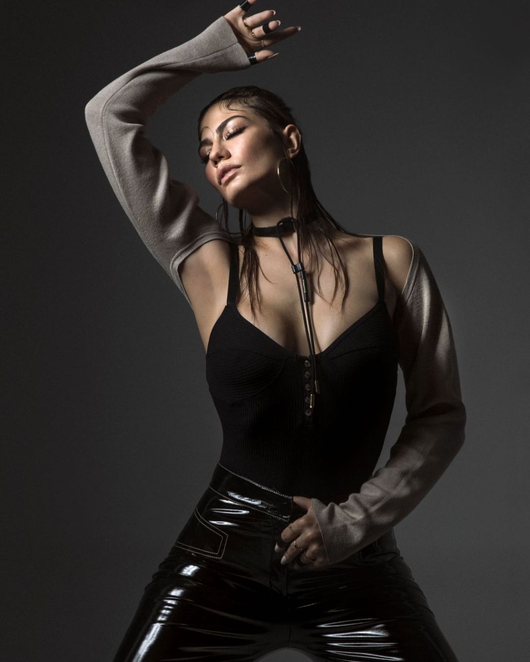 Demet Özdemir, la guapísima compañera de reparto de Can Yaman, causó sensación hace tres años con la emisión de la popular serie 'Erkenci Kus: Pájaro soñador'.