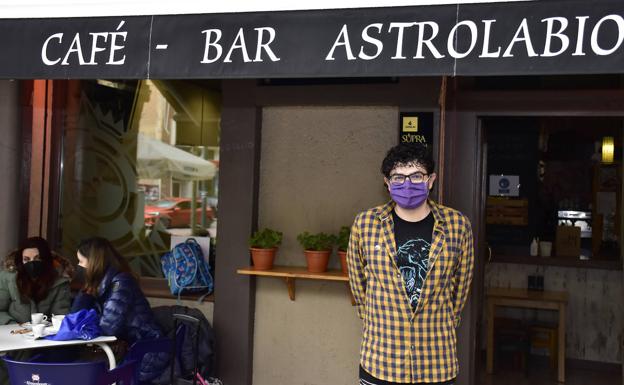 Javier Cabeza, propietario del bar Astrolabio de la plaza de San Juan.