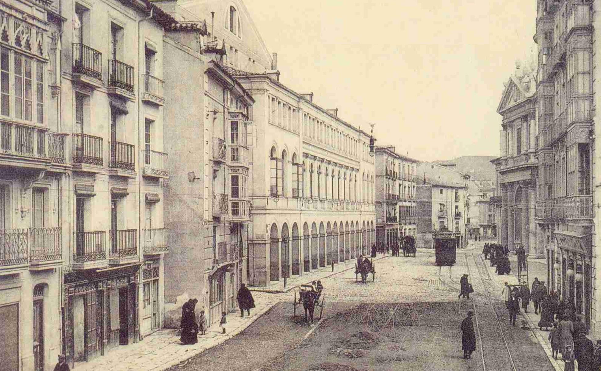 El lugar donde ocurrieron los hechos el 29 de marzo de 1901. A la derecha, la iglesia de las Angustias y, frente a ella, los soportales del Teatro Calderón. 