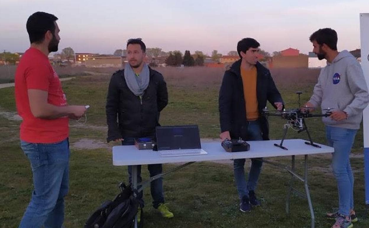 Los cuatro ingenieros aeronáuticos con su equipo. 