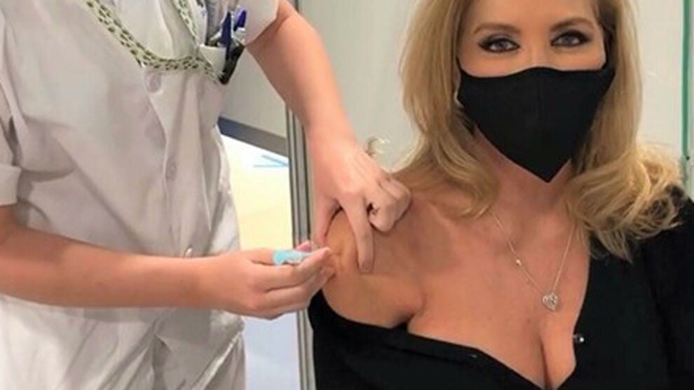 Norma Duval se ha vacunado con 65 años en el Hospital Isabel Zendal de Madrid. "Me toco por edad Astrazeneca , me encuentro bien, pero con escalofríos y después de la vacunación unas horas mareada. Hoy mejor. Os animo a vacunaros tenemos que terminar con este virus asesino. Muchas gracias a todos los profesionales del Zendal hacen un trabajo impecable", decía en sus redes sociales