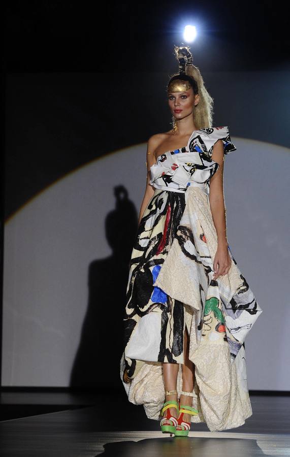 2010. Una modelo luce un diseño de María Lafuente en la pasarela de la moda de Castilla y León.