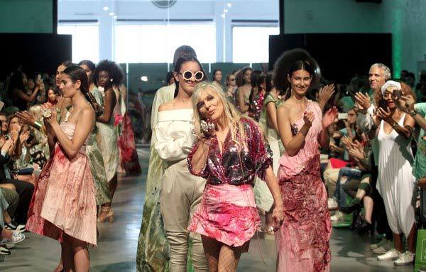 2018. La diseñadora leonesa saluda al público al finalizar su desfile donde presenta la colección primavera-verano 2019, en Madrid.
