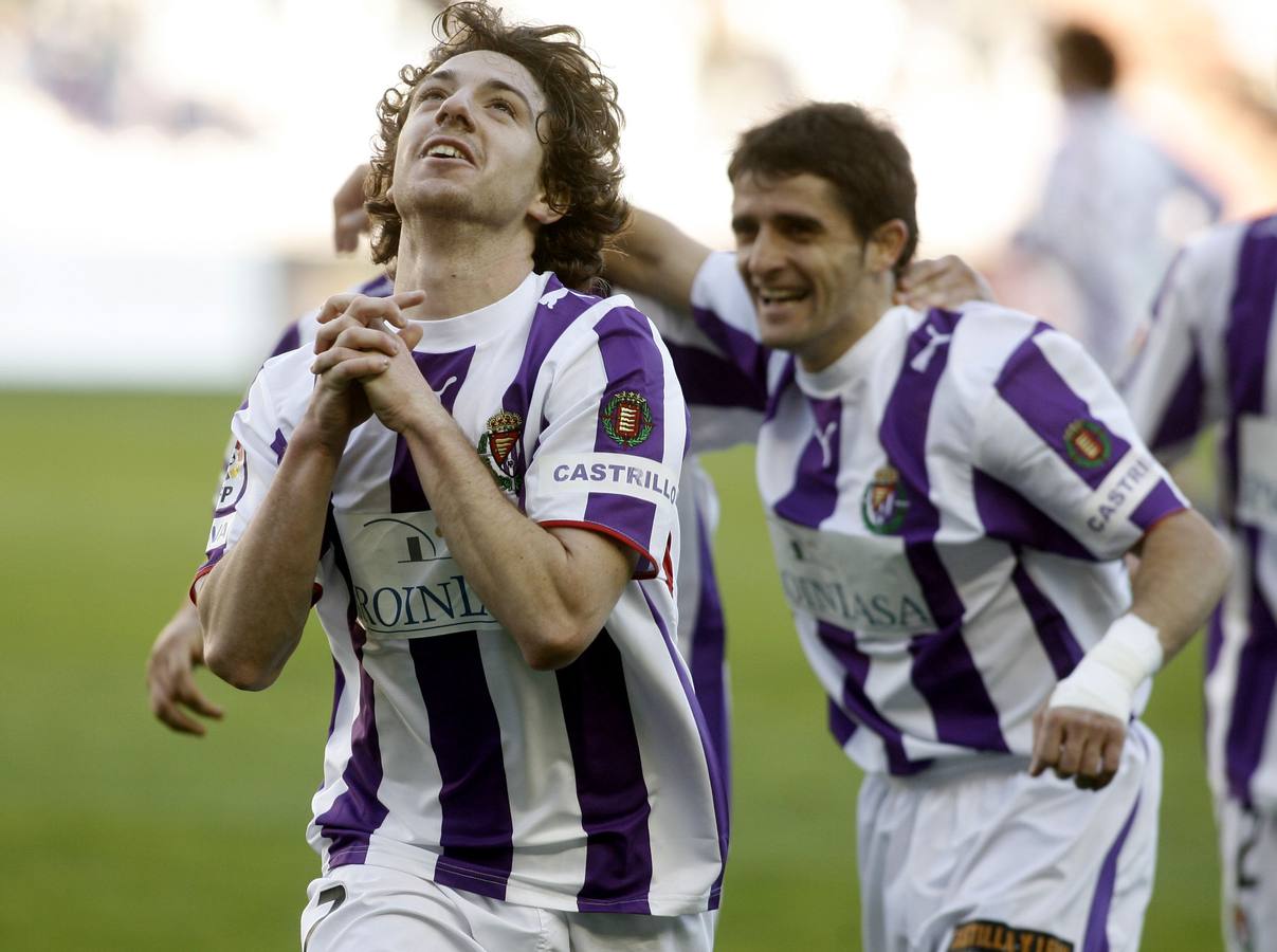 25.02.07 El jugador del Real Valladolid celebra el tanto ante el Xerez.