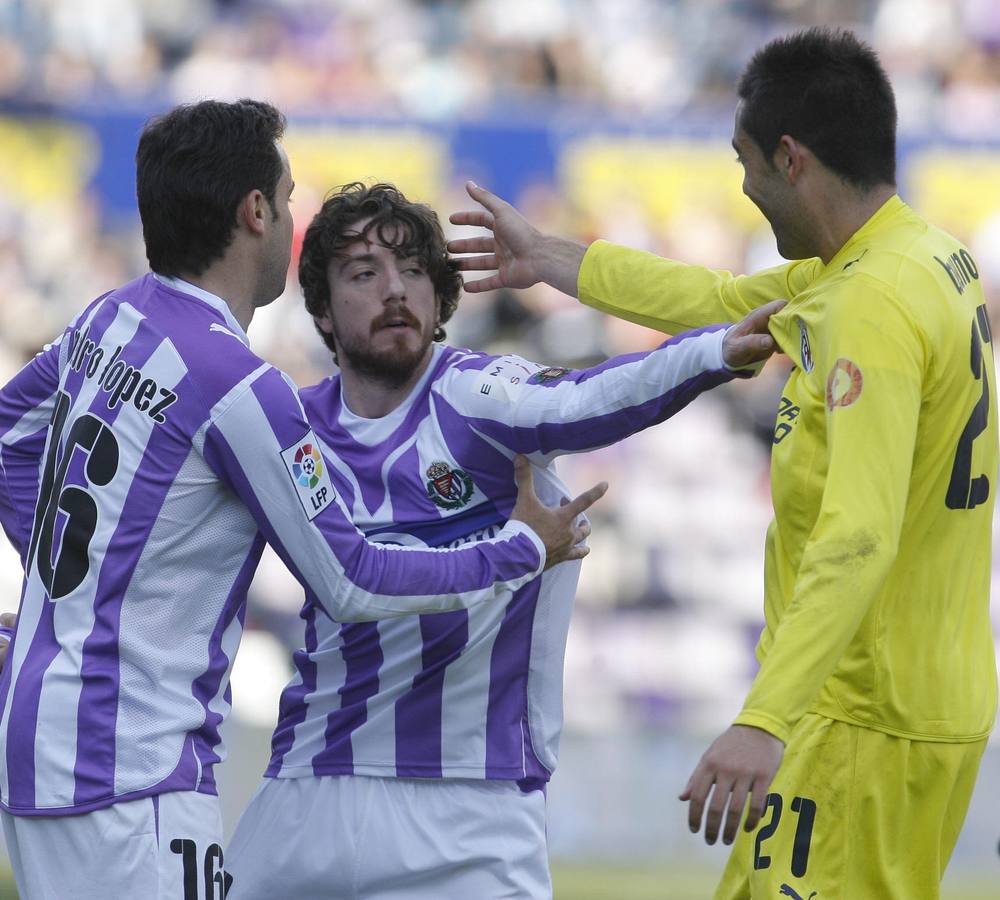 04.04.10 Pedro López sujeta a Sisi tras recibir un balonazo de Bruno, al que agarra por la camiseta en el partido entre el Real Valladolid y el Villarreal.