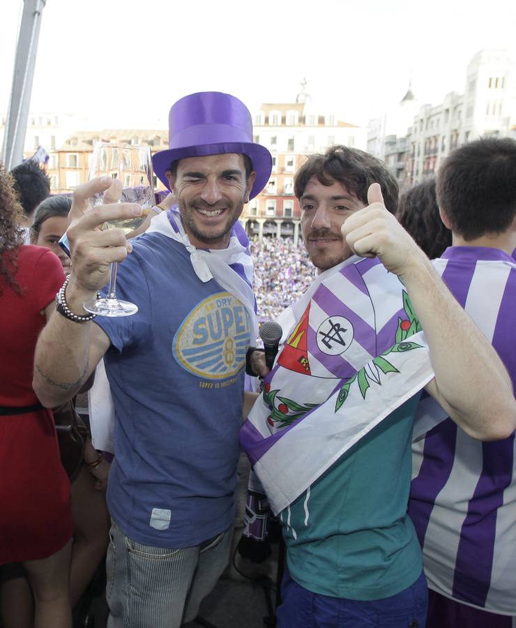 17.06.12 Jofre y Sisi, brinda en el balcón del Ayuntamiento por el ascenso del club a Primera División.