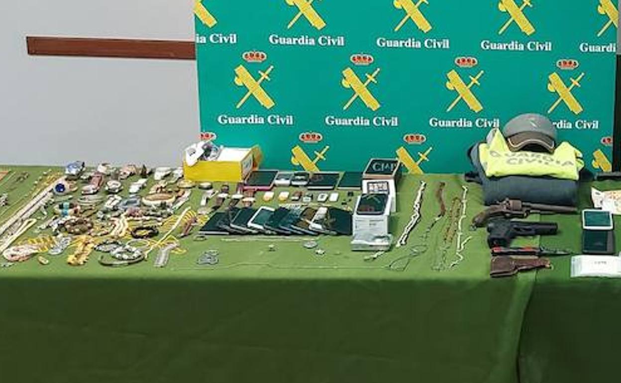 Joyas, armas y material intervenido durante los registros de las viviendas de los cuatro sospechosos del atraco de Quintanilla.