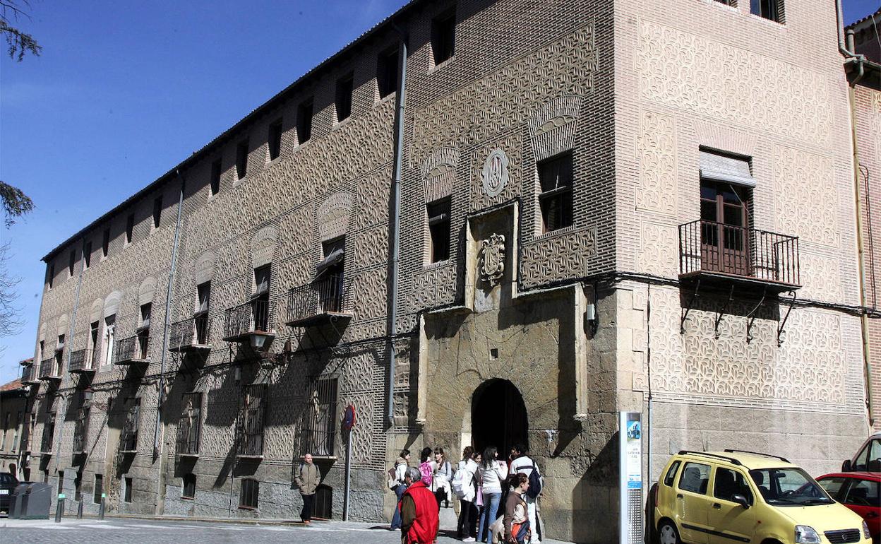 Padres a la espera de la salida de las clases en el colegio de la Concepcionistas de Segovia. 