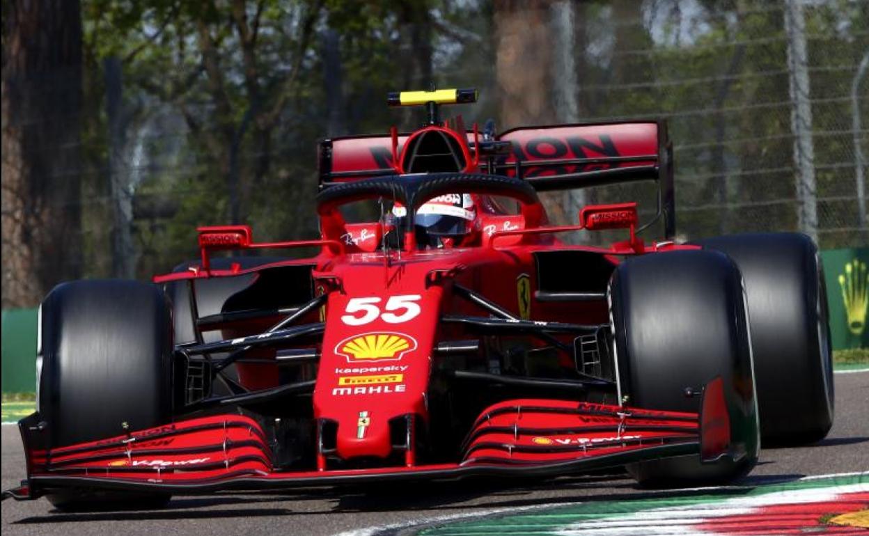 El Ferrari de Carlos Sainz, durante los primeros libres en Imola. 