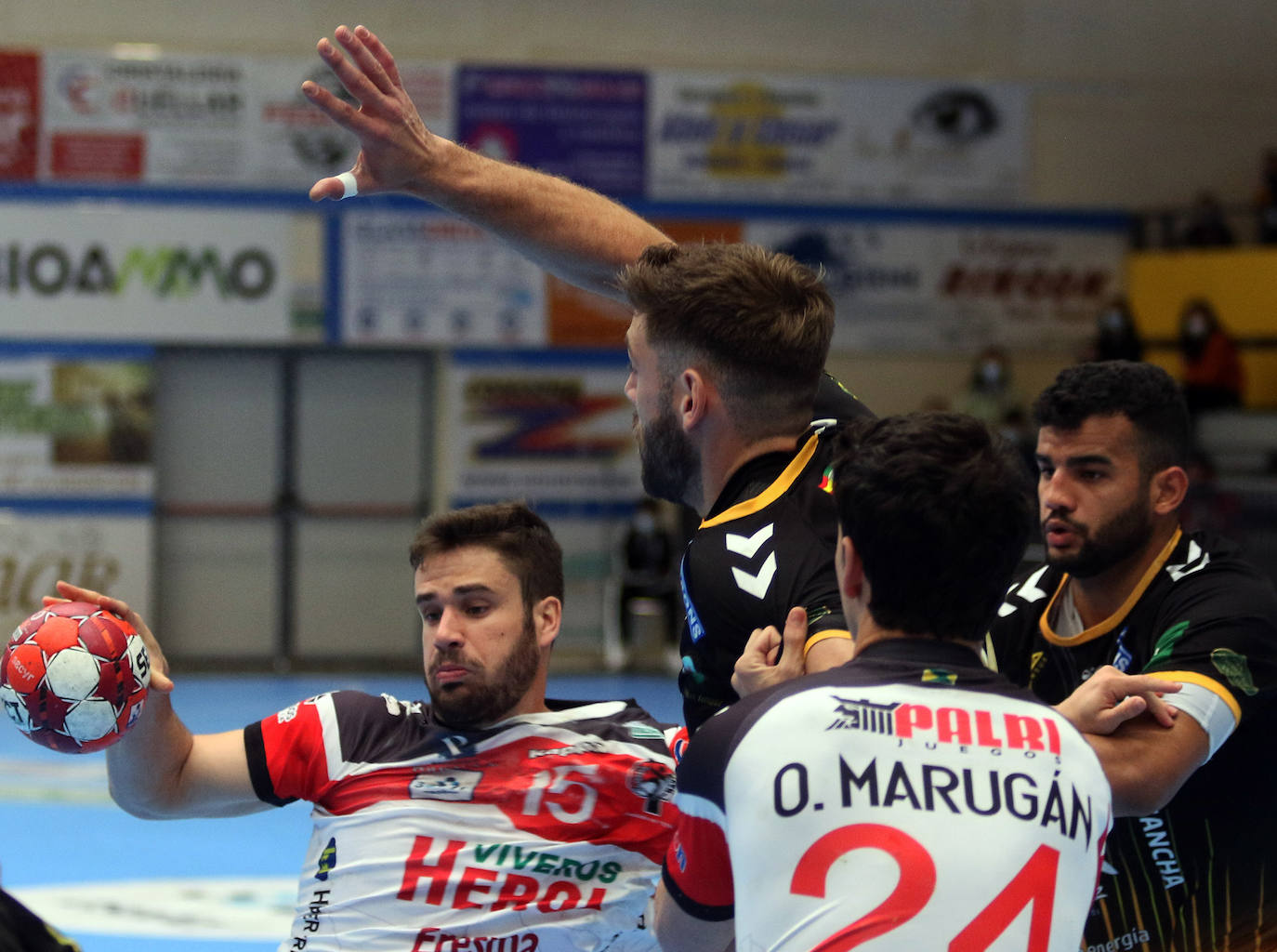 Partido de la Liga Asobal entre el Balonmano Nava y Puente Genil 