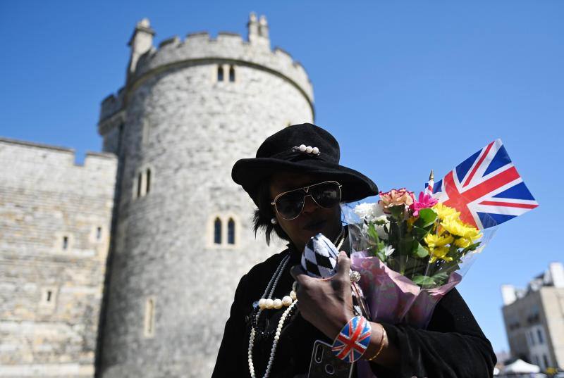 Una mujer despide a Felipe de Edimburgo en el exterior del Castillo de Windsor.