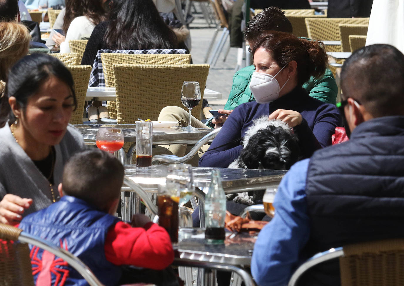 Ambiente y terraceo en el vermú del domingo en Segovia 