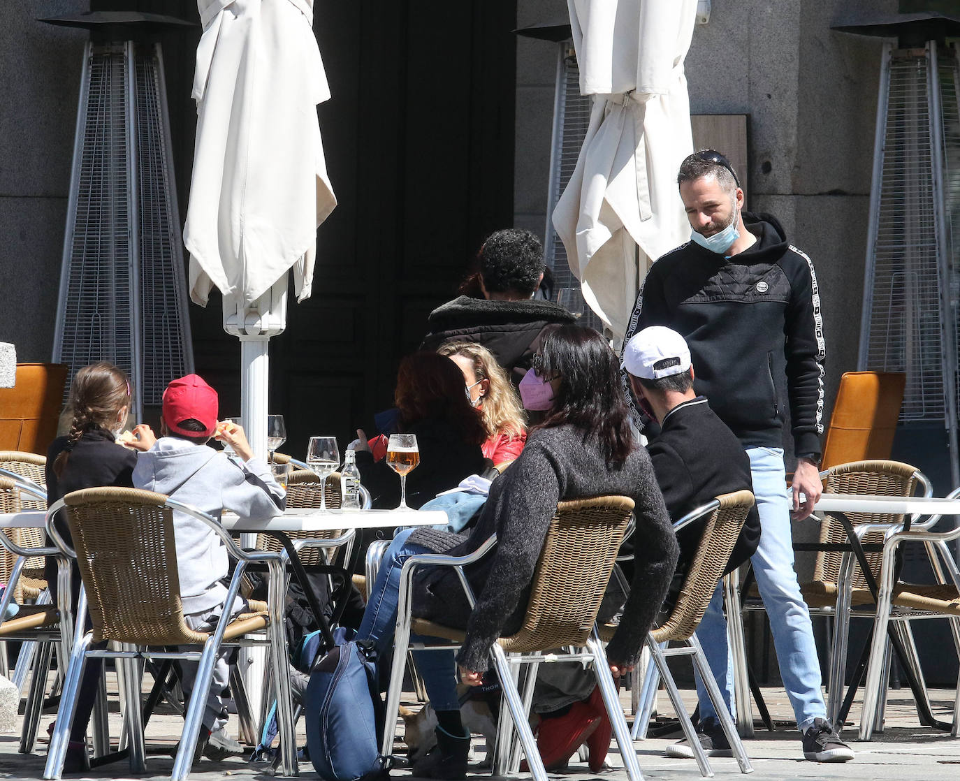 Ambiente y terraceo en el vermú del domingo en Segovia 