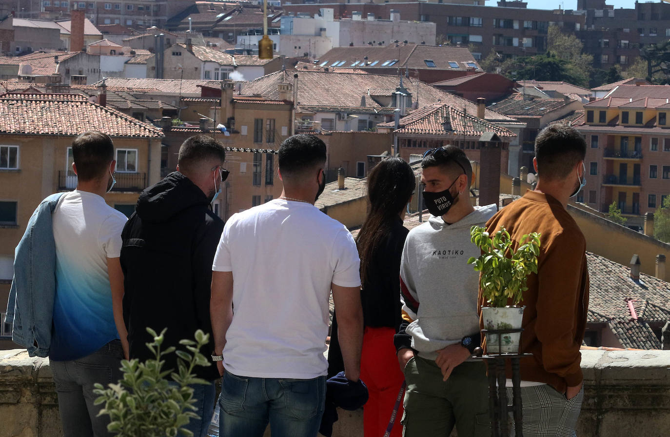 Ambiente y terraceo en el vermú del domingo en Segovia 