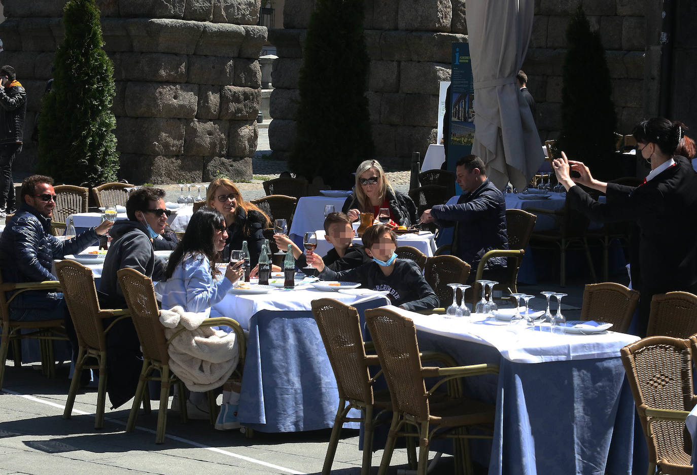 Ambiente y terraceo en el vermú del domingo en Segovia 