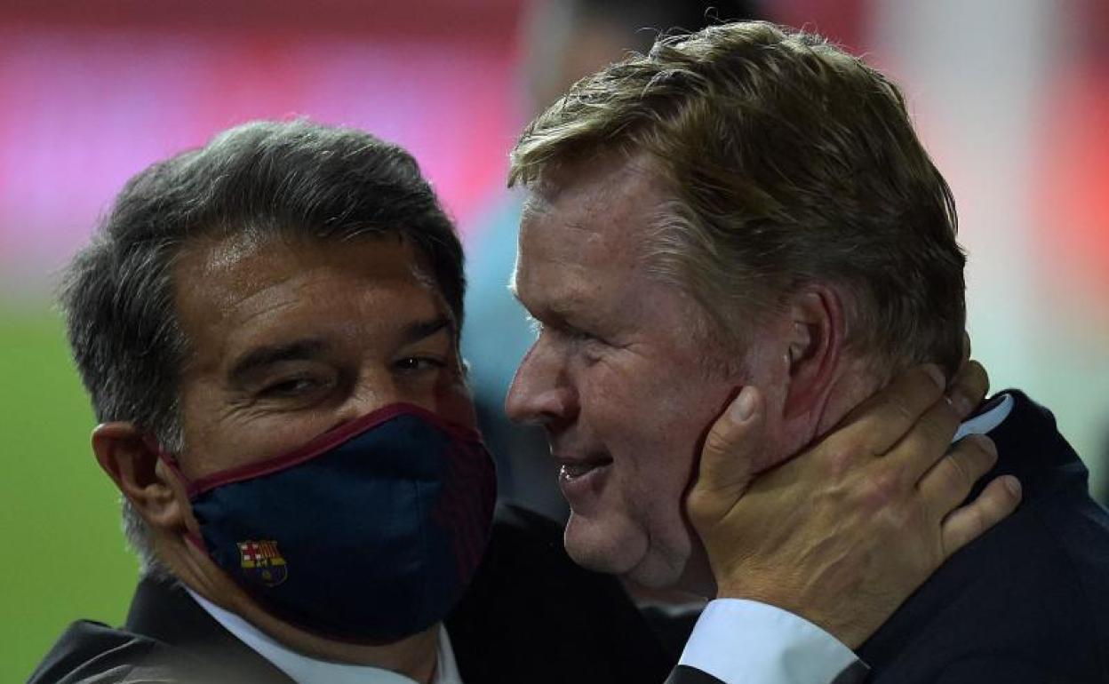 Joan Laporta abraza a Ronald Koeman tras la final de Copa. 