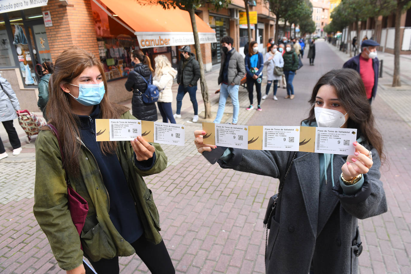 Colas para retirar una entrada para la feria taurina de San Pedro Regaldo en Valladolid.