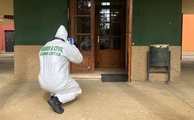 La Guardia Civil investiga el crimen en el domicilio en el que tuvo lugar.. 