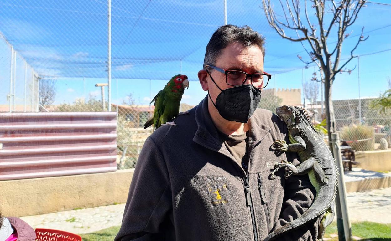 Enrique Marcos con sus animales. 