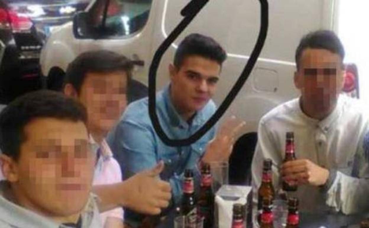 El joven, con su grupo de amigos