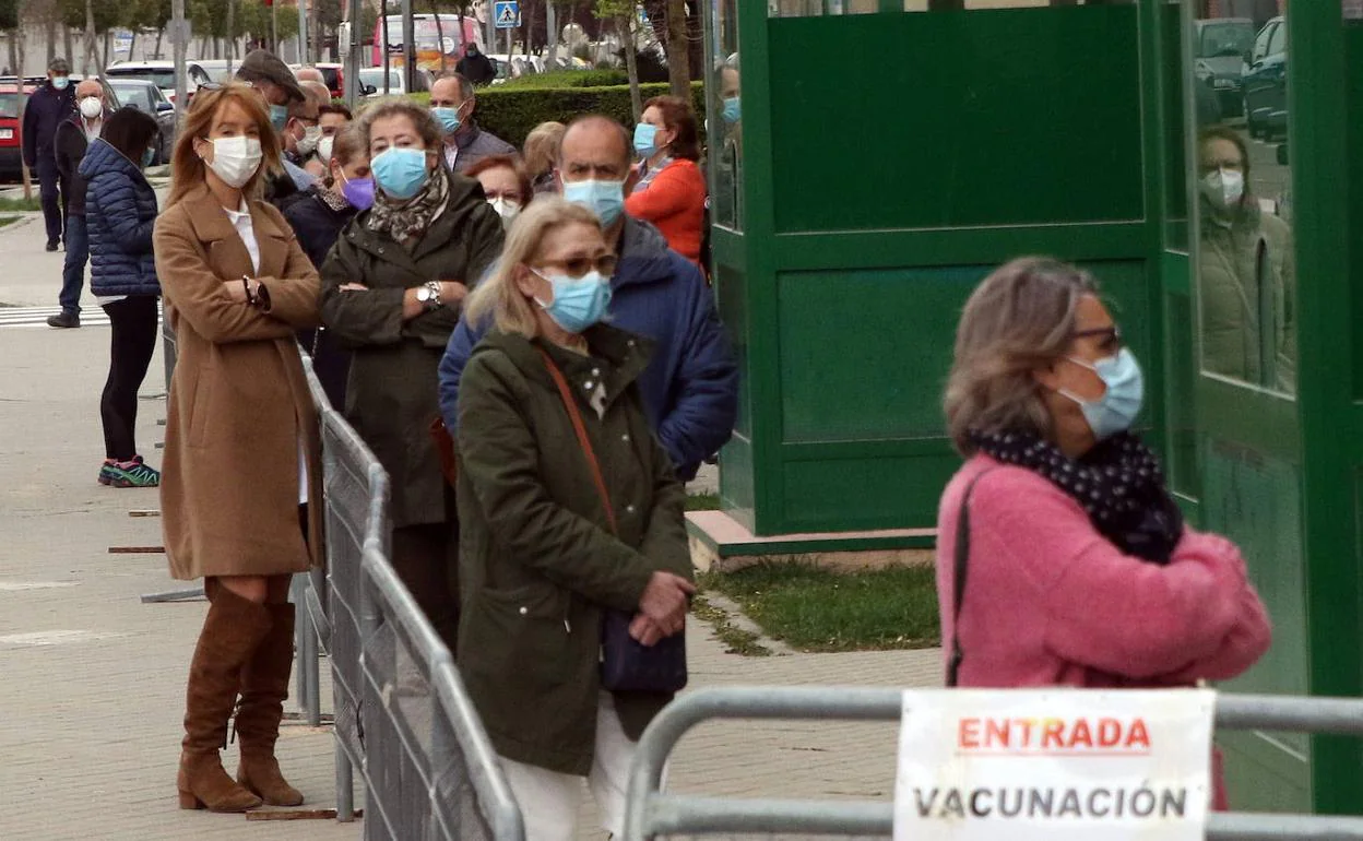 Cola de ciudadanos convocados a la vacunación contra la covid-19 en el Pedro Delgado de Segovia. 