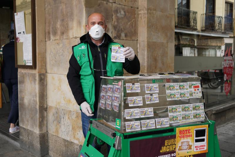 Un vendedor habitual de la ONCE de la Plaza Mayor de Salamanca 