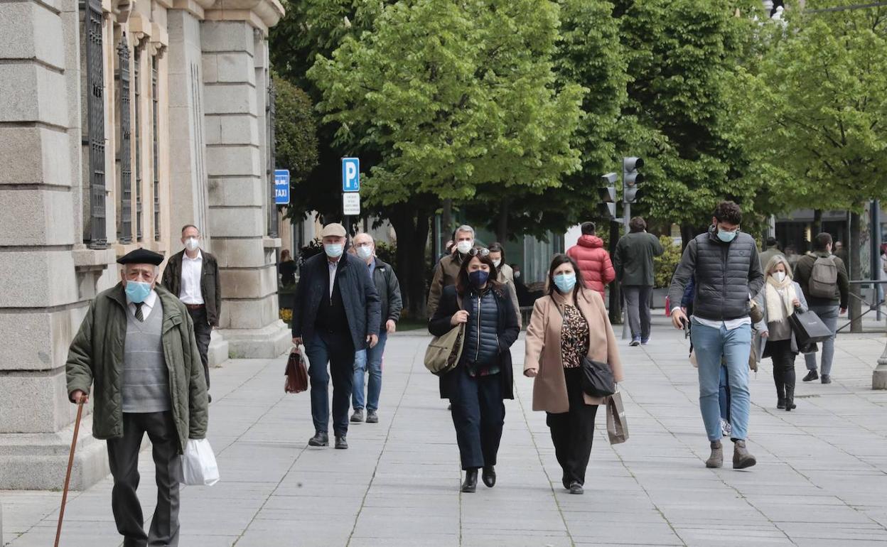 Varias personas caminan por el paseo de Zorrilla, en Valladolid. 