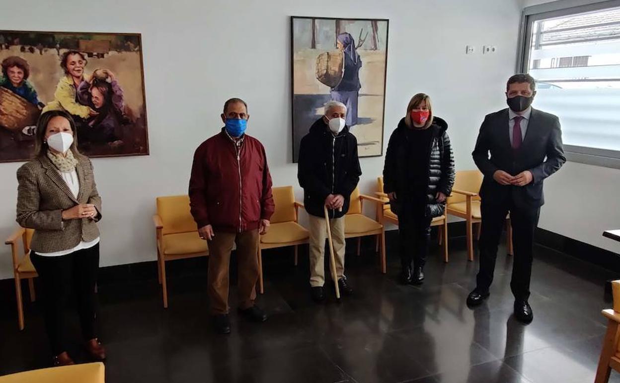 Firma de un convenio con una gestoría jurídica para recibir asesoramiento.