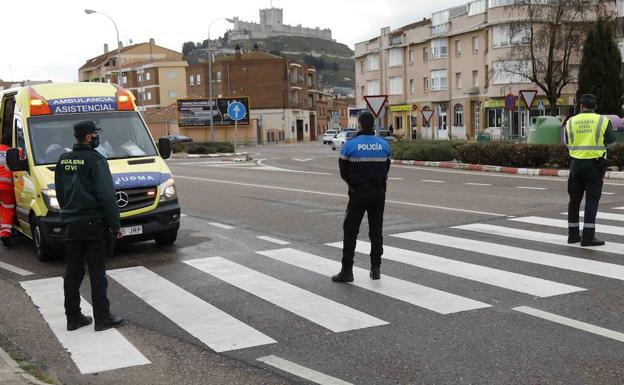 La ambulancia junto a la Policía Local y la Guardia Civil en el lugar del atropello.