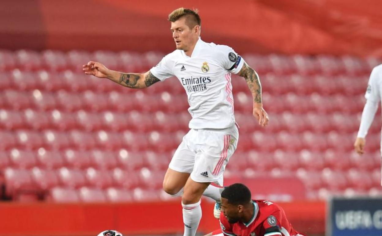 El alemán Toni Kroos, durante un partido contra el Liverpool. 