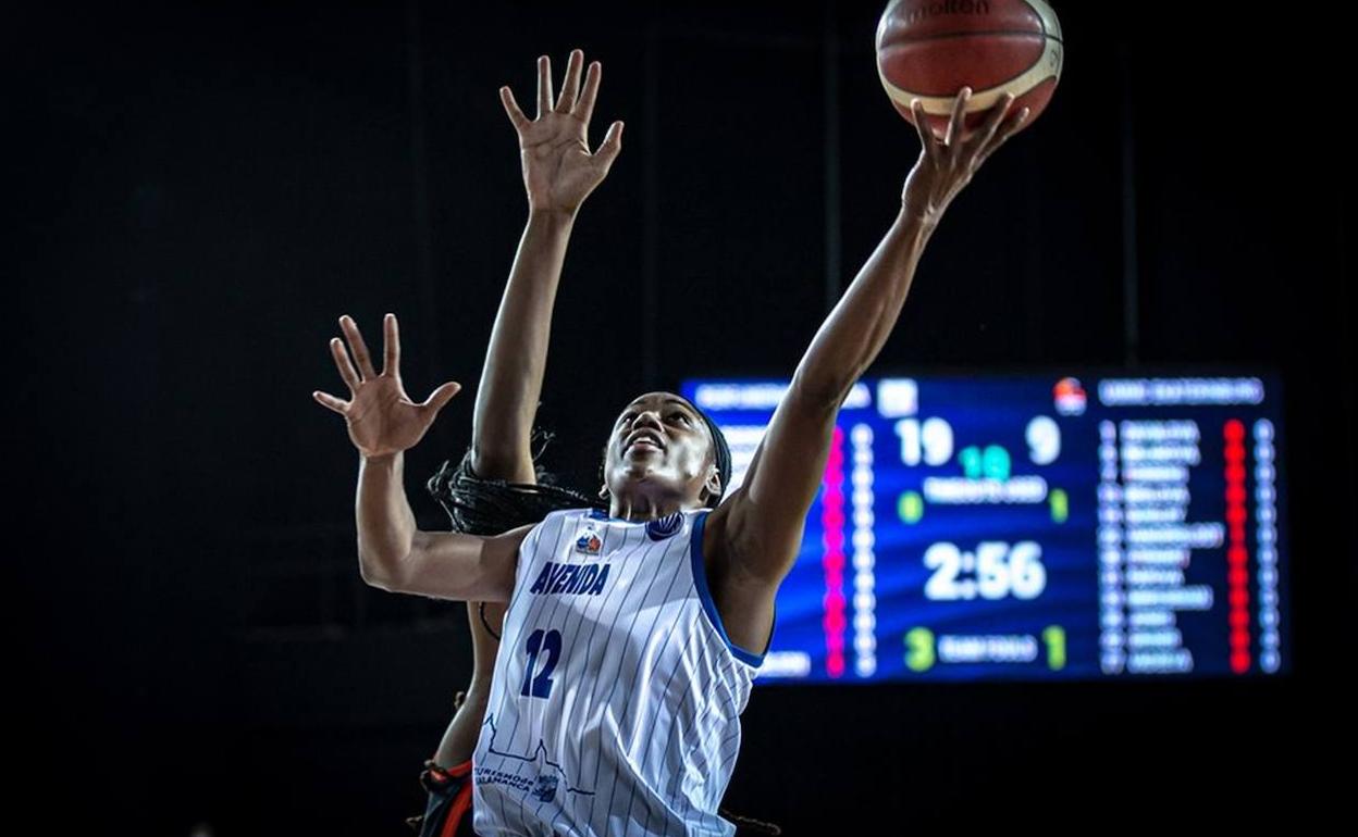Hayes realeza una entrada a canasta durante la final de la Euroliga ante el Ekaterimburgo. 