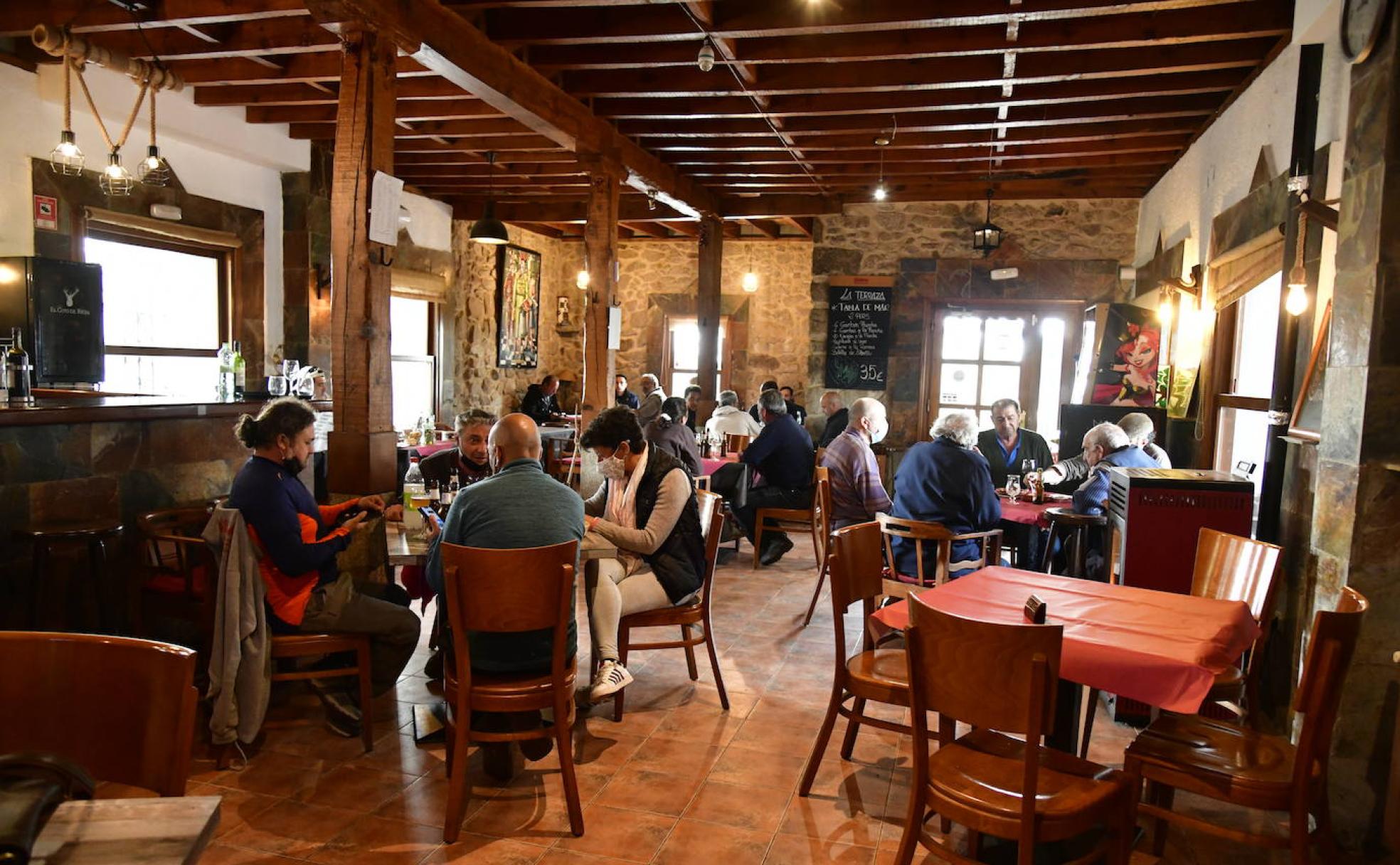 Interior del bar La Terraza, en La Estación de El Espinar. 