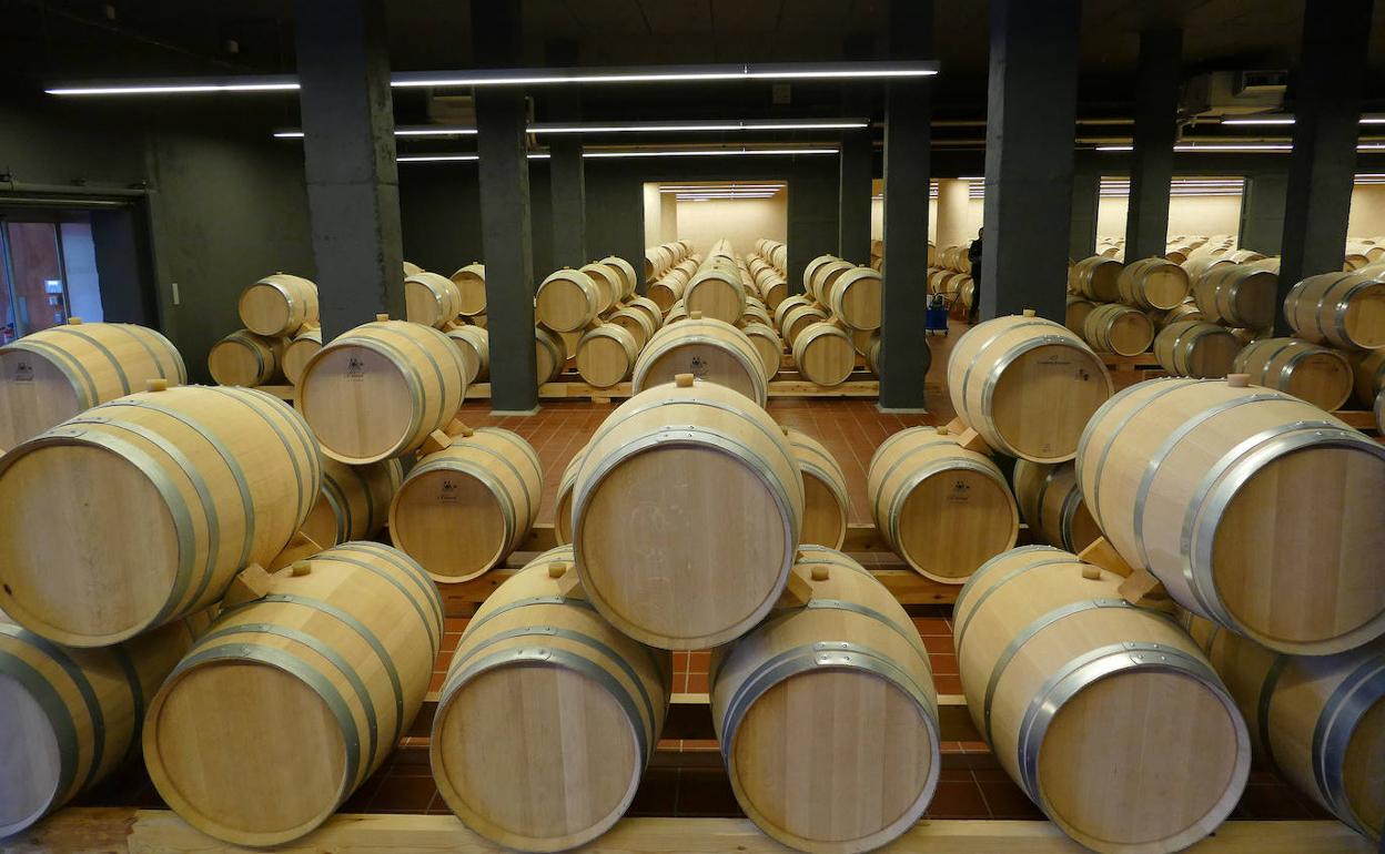 Sala de barricas en una bodega de la DO Ribera del Duero. 