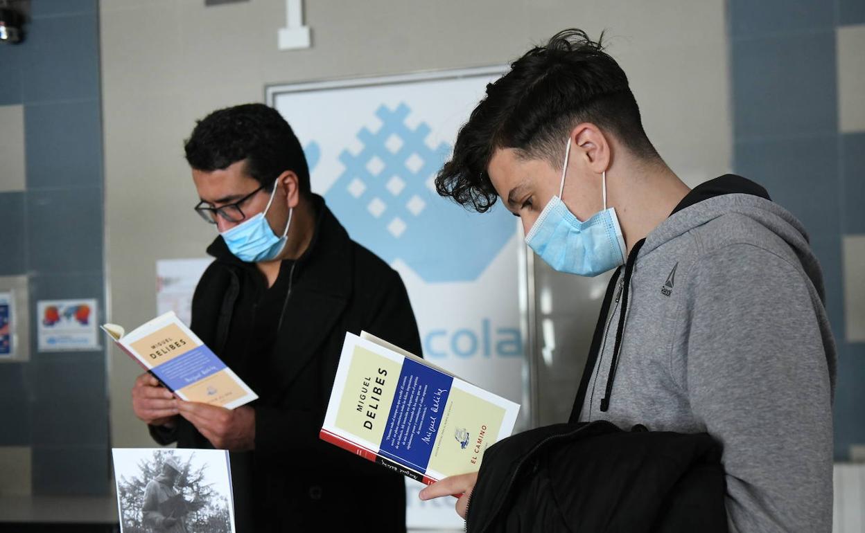 Nour y Reda ojean libros de Miguel Delibes en la sede de Red Íncola. 