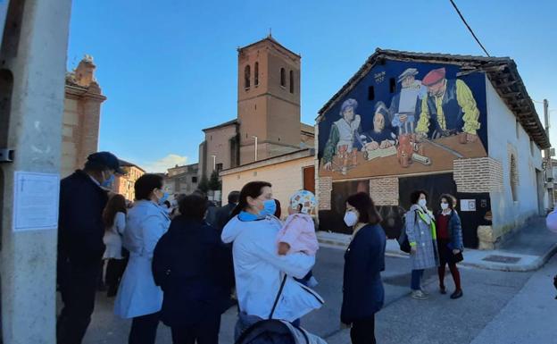 Vecinos de La Seca, en la inauguración de la pintura. 