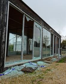 Imagen secundaria 2 - Pintadas en el comedor. Debajo, daños en los aseos y destrozos en una de las ecoterrazas.