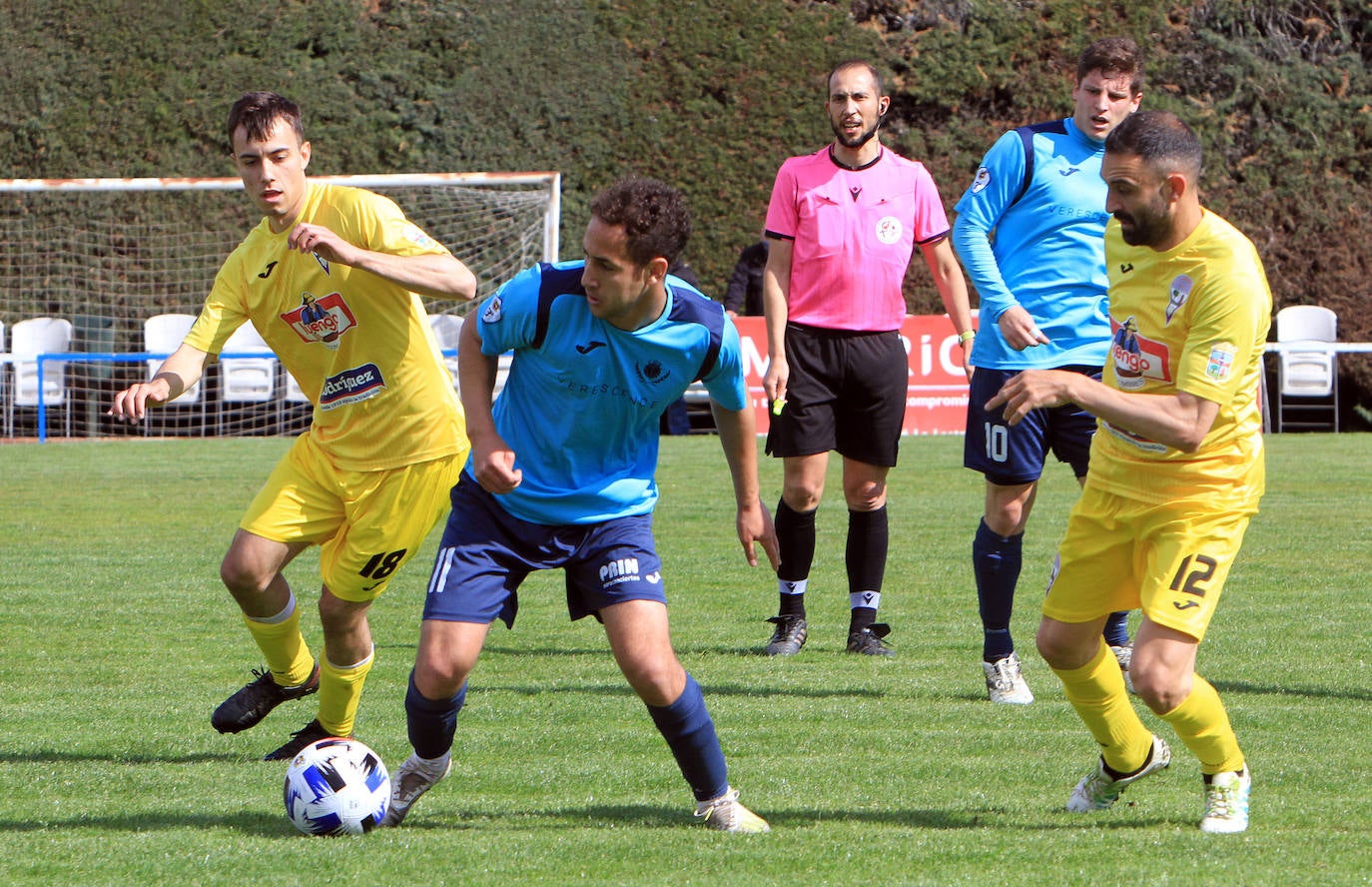 Jugadas del encuentro disputado entre La Granja y La Bañeza.