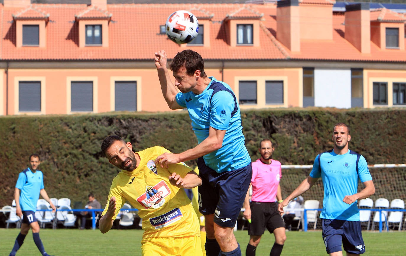 Jugadas del encuentro disputado entre La Granja y La Bañeza.