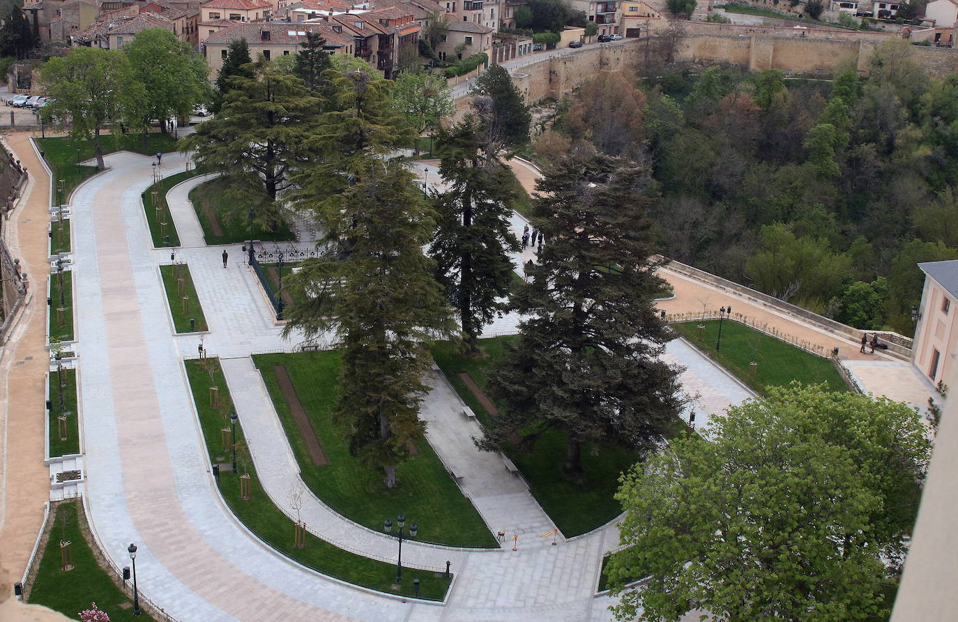 Nuevo aspecto de la plaza de la Reina Victoria Eugenia, a través de la cual se accede al Alcázar.