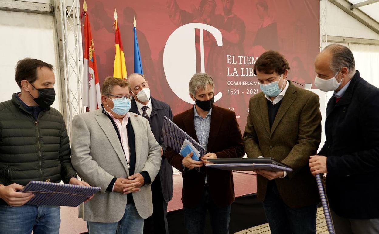 El presidente de la Junta de Castilla y León, Alfonso Fernández Mañueco; el presidente de las Cortes autonómicas, Luis Fuentes, en Peñaflor de Hornija.