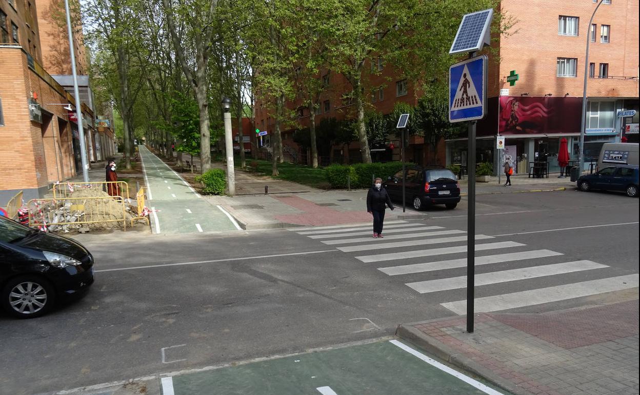 Señal luminosa en el cruce del carril bici de Mateo Seoane Sobral 