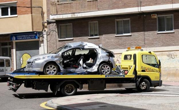 Una grúa transporta un coche accidentado 