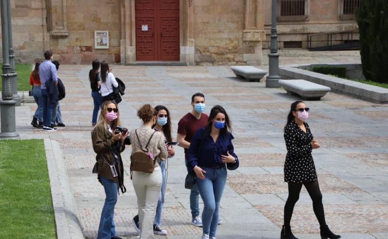 Un grupo de jóvenes turistas, en la plaza de Anaya.